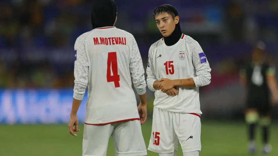 Seleção feminina do Irã muda postura, presta continência e canta hino nacional