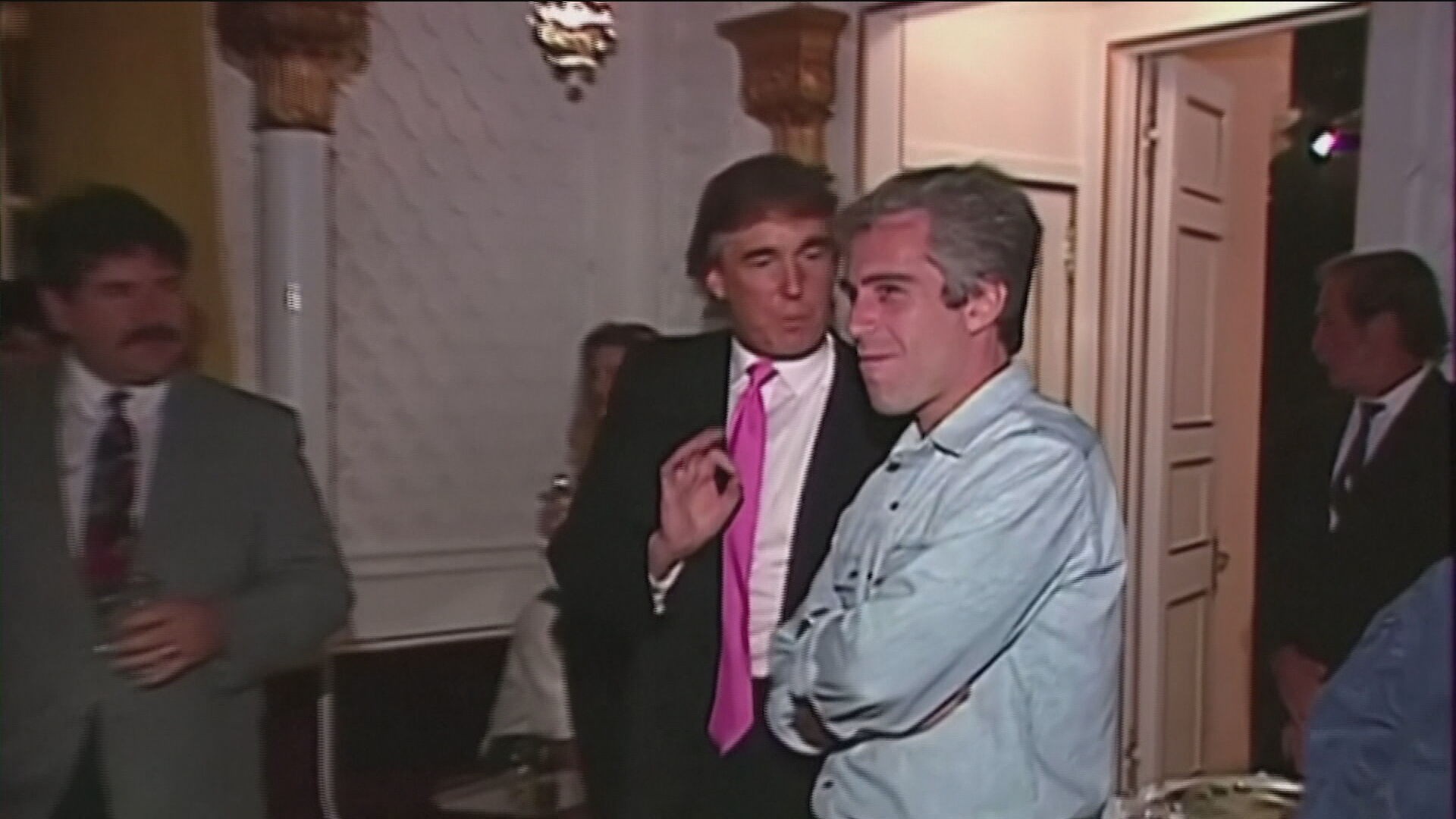 Departamento de Justiça dos EUA afirma que denúncias contra Trump ficaram de fora dos arquivos Epstein por engano, diz jornal